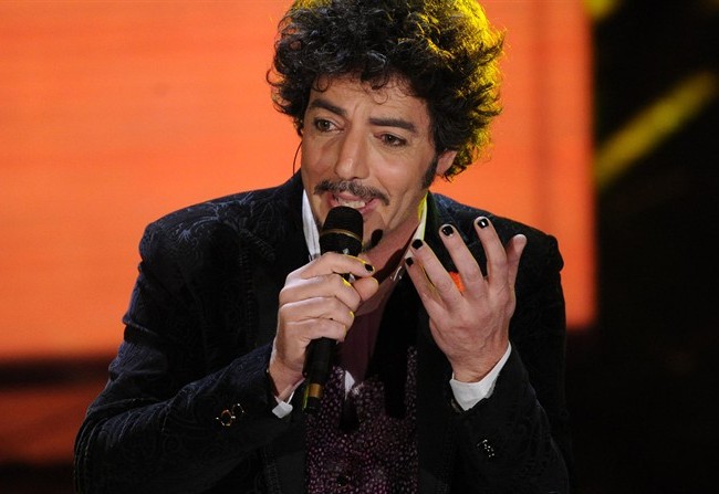 MANicure: da David Bowie a Brad Pitt, unghie e smalti sono anche roba da uomini
