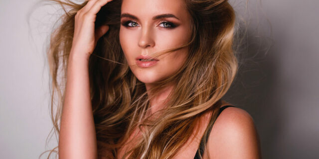Biscuits brunette, il trend capelli 2022: colori caldi, che illuminano il viso