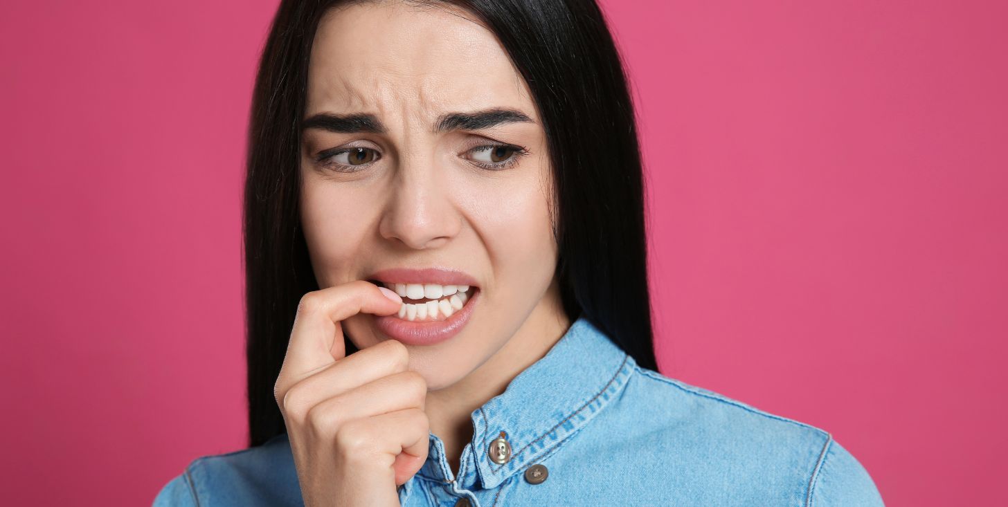 Ecco i veri motivi per cui ti mangi le unghie in modo compulsivo (e cosa fare)