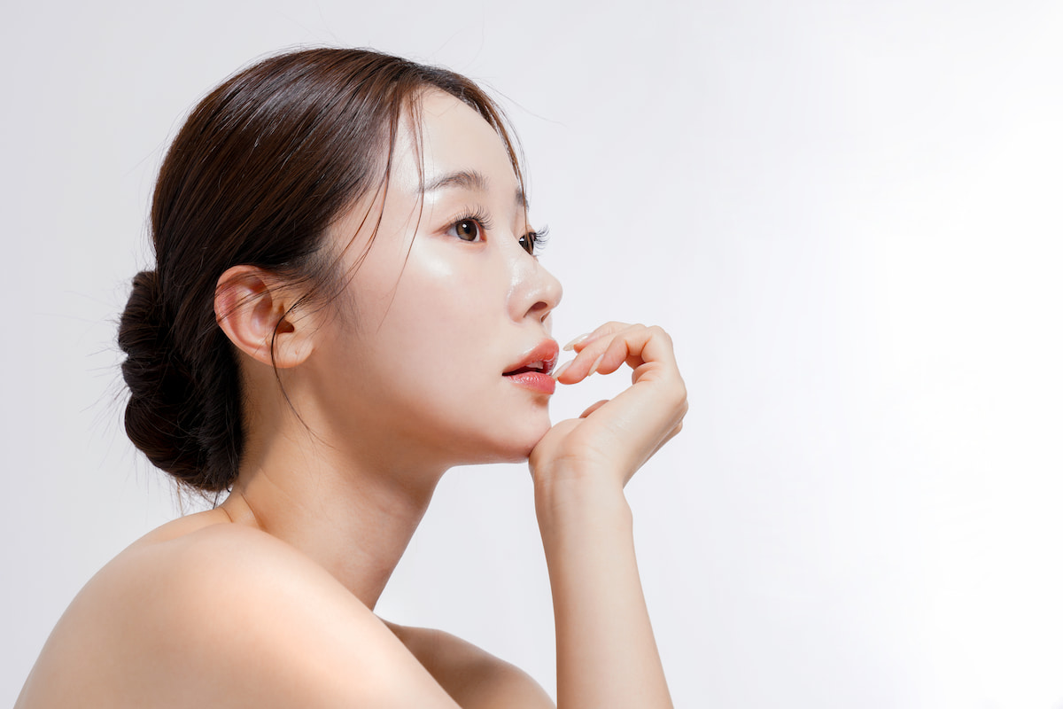 Glass skin, la pelle “effetto vetro”: la skincare giusta per averla